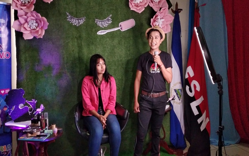 Donald delgado, maquillador profesional, explicando como se prepara la piel antes de aplicar maquillaje